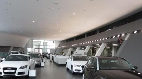 汽车销量持续暴跌，库存车堆积如山，专家：老百姓变理性了