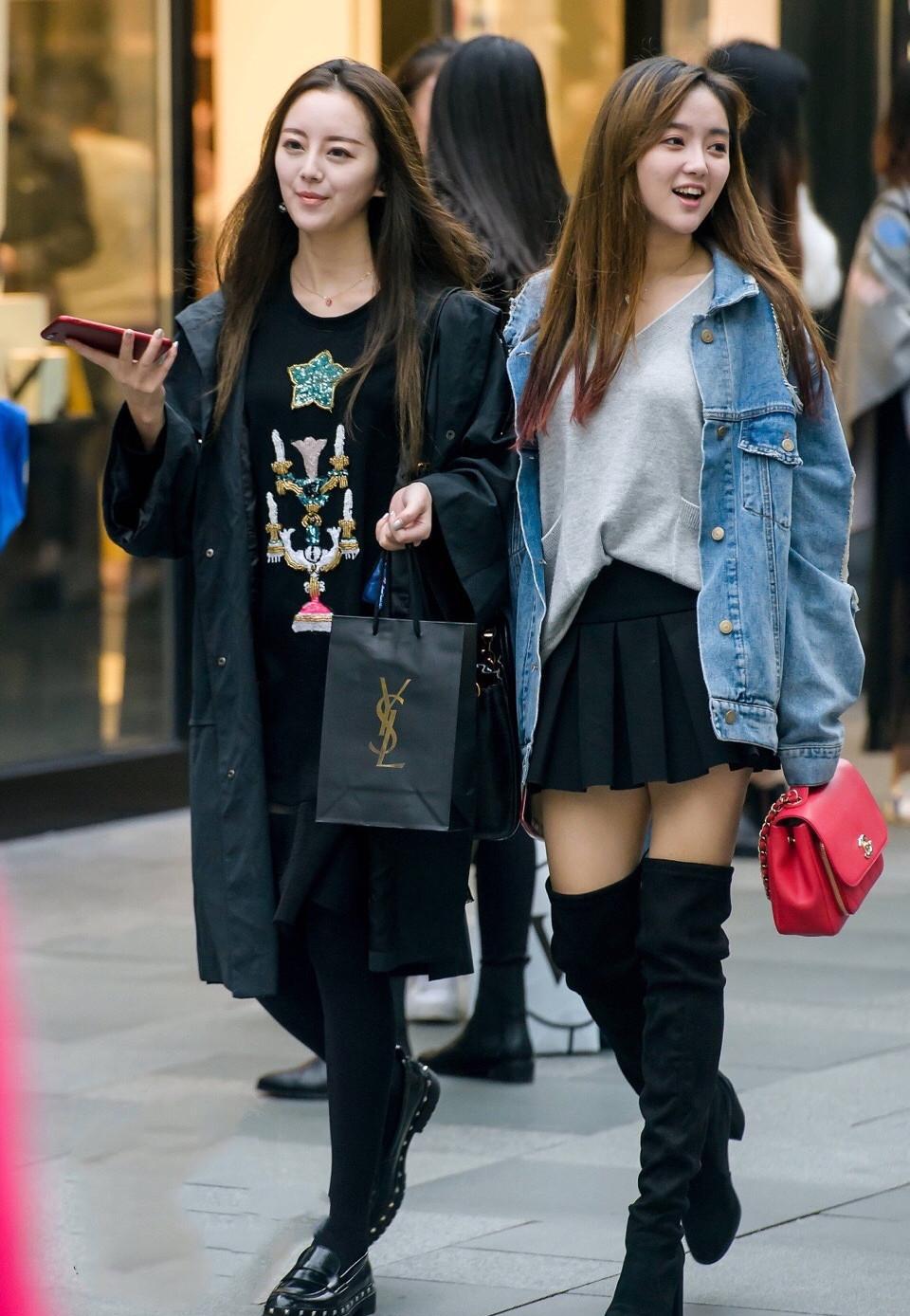 街拍大长腿姐妹花, 长筒靴大战黑丝袜, 哪一个更漂亮你说呢