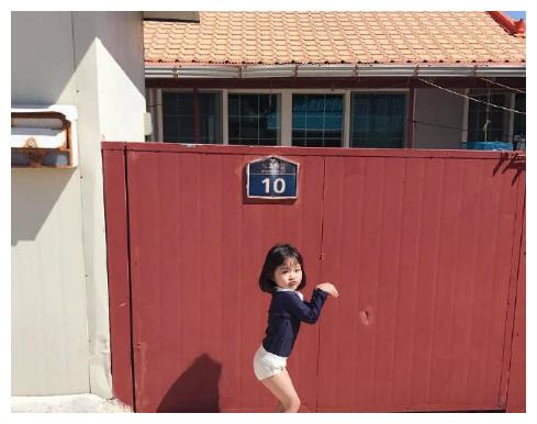 表情包权律二长大了，黑长直发脸蛋瘦了不少，撞脸宋慧乔!