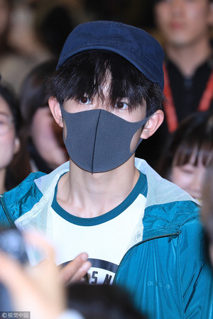 2》仁川机场开拍?仔细一看中间是易烊千玺!