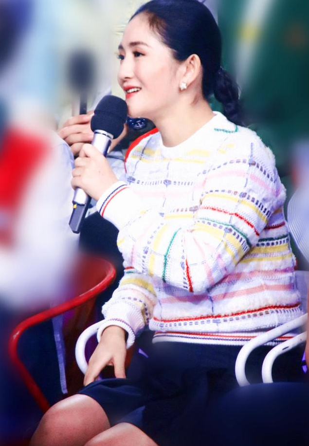 谢娜参加《快本》录制，双胞胎女儿名字意外曝光，跳跳和俏俏