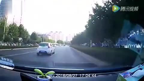 前车避让电动车刹车变道，后车追尾谁的责任？