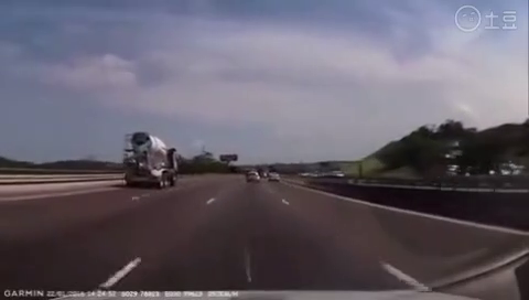 SUV高速故意别小车, 结果小车神车技巧妙躲避, SUV翻了