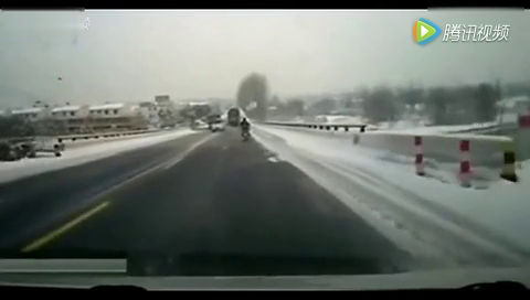 奇迹：男子骑电动车滑倒，被重卡卷入车底，竟奇迹生还！