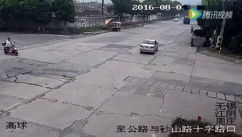 电动车强行闯红灯，大货饶她不死，她却在劫难逃！