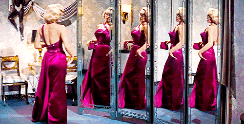 经常上媒体街拍新闻的明星,平均2,3天出街一套新look是常态.