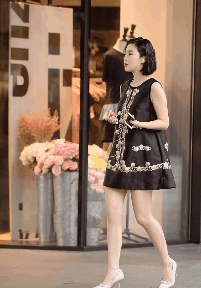 重庆街拍: 身材火辣的重庆美女, 穿着清凉, 让人目不暇接!