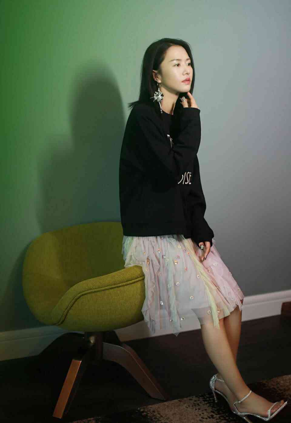 谭维维皮裤配吊带,迷彩外套穿一半就算了,还拼