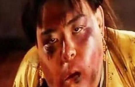铁砂掌能手劈砖头，却被拳师一拳击倒？拳师：它就是个“伪武功”