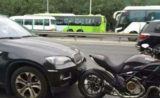 开宝马X6的小伙追尾杜卡迪大魔鬼, 女友不懂还骂是破摩托!