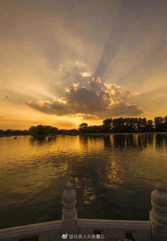 北海白塔丁达尔现象佛光四射后海夕阳里银锭观山美景如画