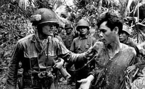 越战中美军随军记者拍摄一组照片,他们是这样对待战俘的