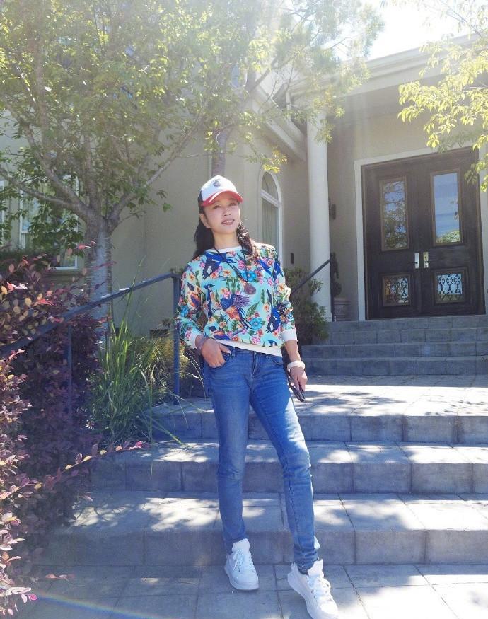 60岁刘晓庆一袭透视短裙太性感, 身旁腾格尔的动作好僵硬啊!