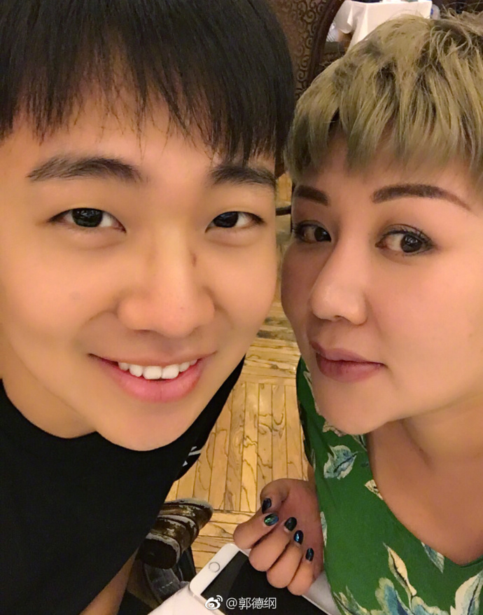 郭德纲晒照为第二任妻子庆生,老婆和小儿子全都被认错了