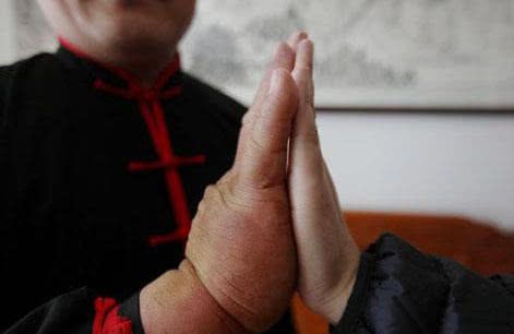 铁砂掌能手劈砖头，却被拳师一拳击倒？拳师：它就是个“伪武功”