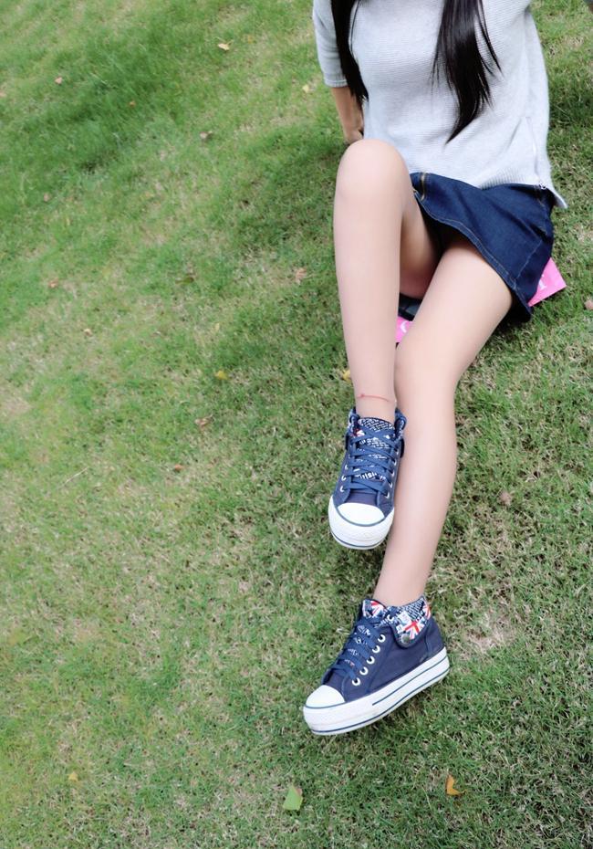 白色丝袜和蓝色帆布鞋, 淡淡的青春忧伤, 淡淡的少女之美