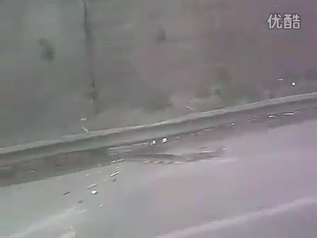 交通安全警示录-高速车祸众人未迅速转移 遭后方大货车再次冲撞