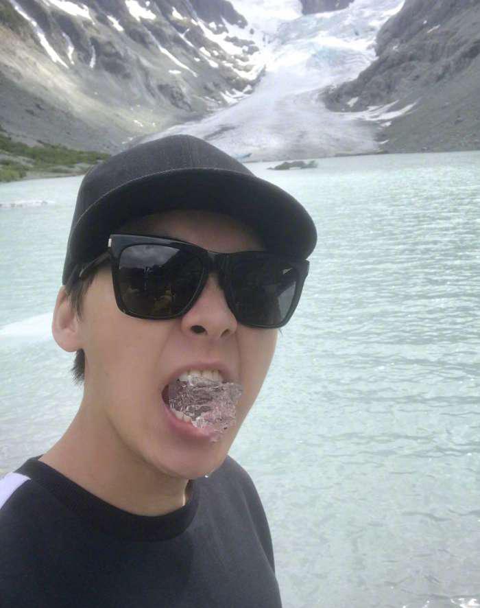 李易峰难得晒自拍, 穿裙子小白鞋的女生入镜, 大