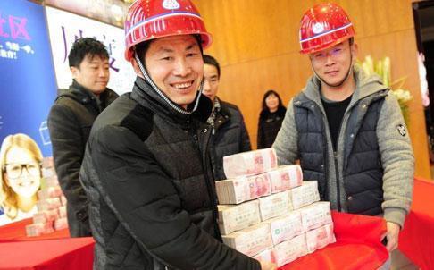 工厂普工月薪6000元,老板出台新规后,隔天员工