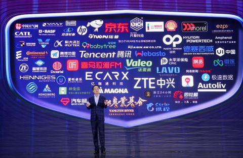 顶配15.88万，共9款上市，新博越车上“装满”互联网