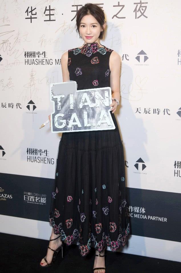 苏青穿黑色薄纱裙，优雅而温柔大方，没想到你是这样的“尔晴”