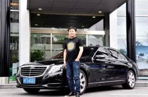 熊孩子乱跑划伤200万奔驰 车主：我就看你继续划！