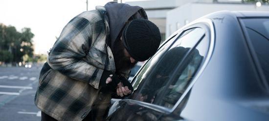 保险公司：汽车被盗窃不赔！交警：因为你说了一个“是”字！