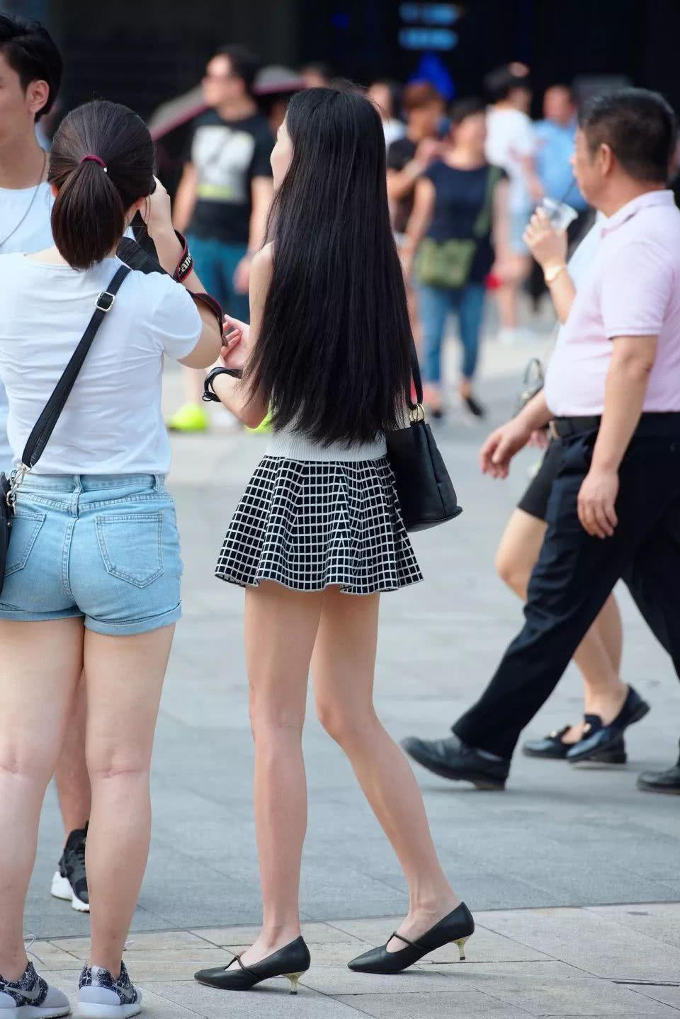 裙子开叉一字肩连衣裙美女,尽显凹凸有致的身材,让人怦然心动!