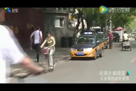 大衣哥朱之文路边打车被拒载，第二辆出租车师傅异常热情