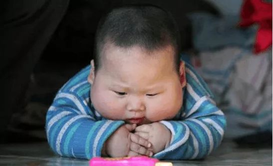 一岁宝宝体重30斤,站都站不稳,婆婆不以为为然