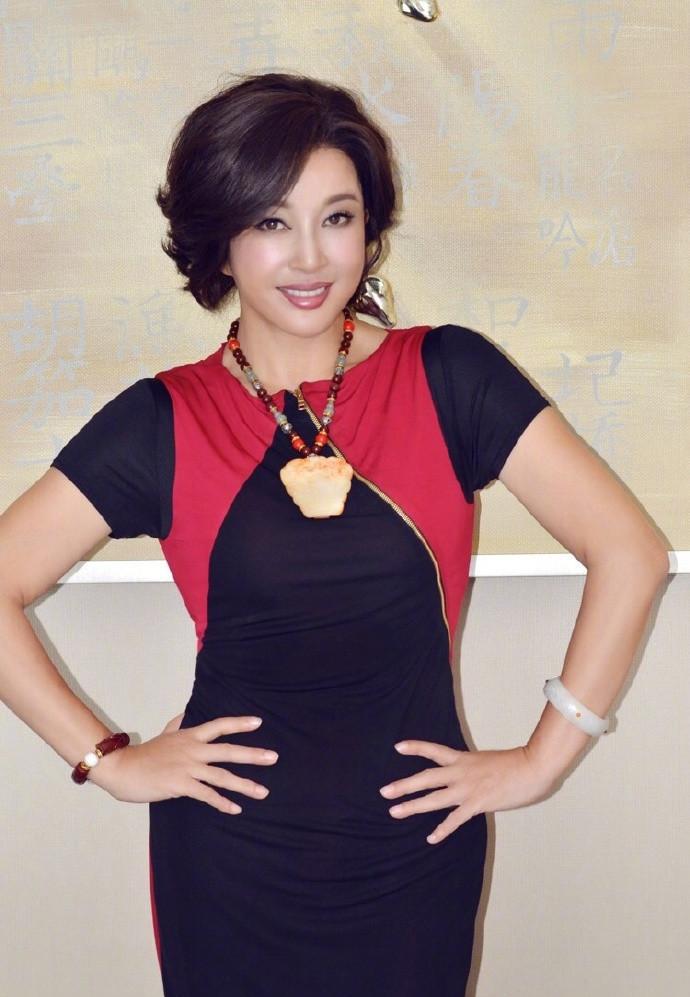 60岁刘晓庆一袭透视短裙太性感, 身旁腾格尔的动作好僵硬啊!