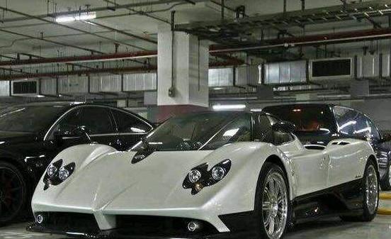 本田雅阁进了这停车库, 逛一圈发现最便宜的车子就是玛莎拉蒂了