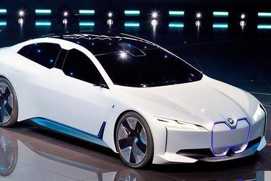 特斯拉将迎来传统车企对手，宝马i4续航600km轿跑造型比3系还长