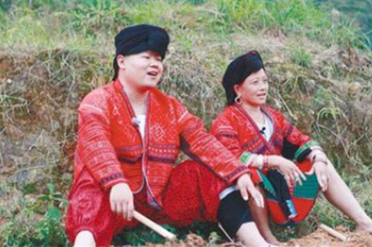 岳云鹏阖家团圆,全家8人合影被怼炫富,网友: