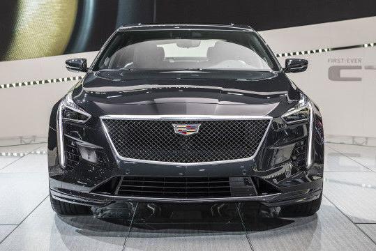 穿着西装的小暴徒，V8发动机+10AT，四根排气筒羡煞BBA！