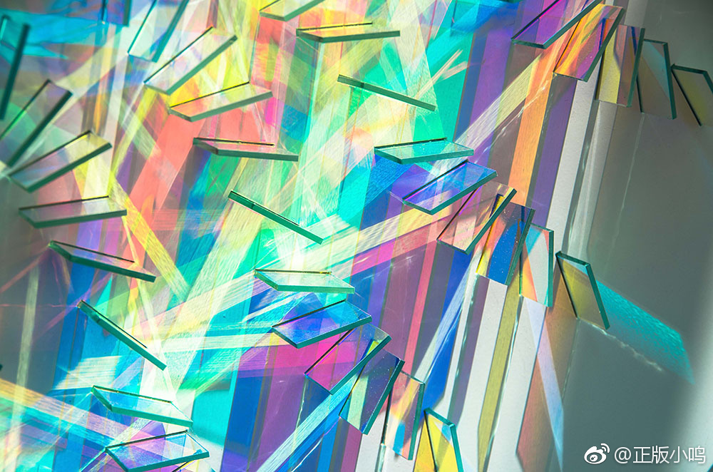 Chris Wood | 使用折射光线的二色玻璃创造的光雕塑。