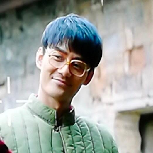 春晚过后王凯进组拍戏,这一身照型太土了,