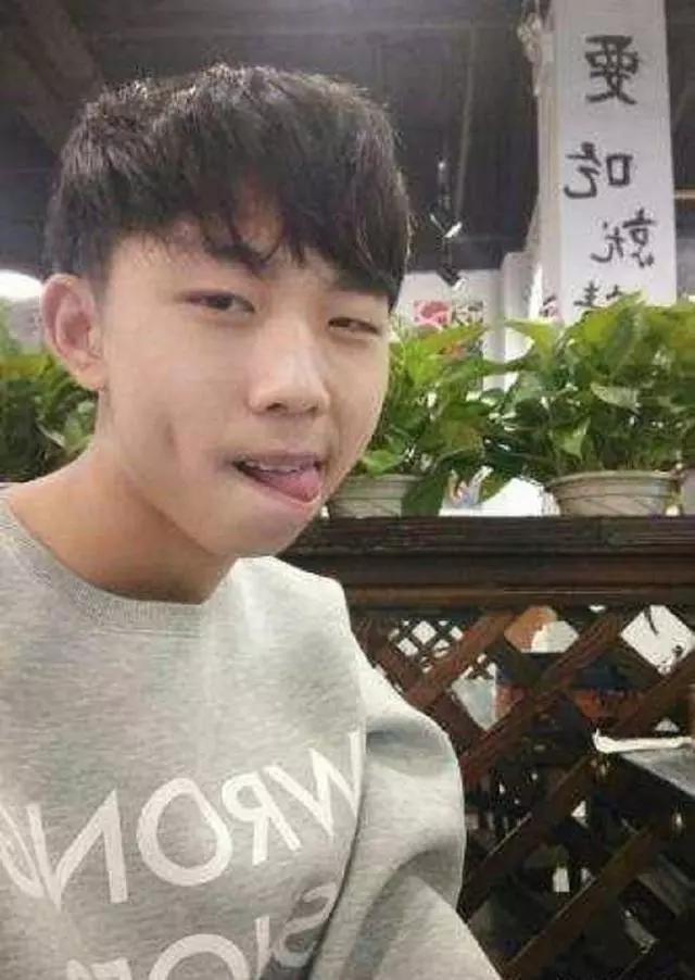 绝地求生:斗鱼小叮当被质疑挂壁,却为何锤不动