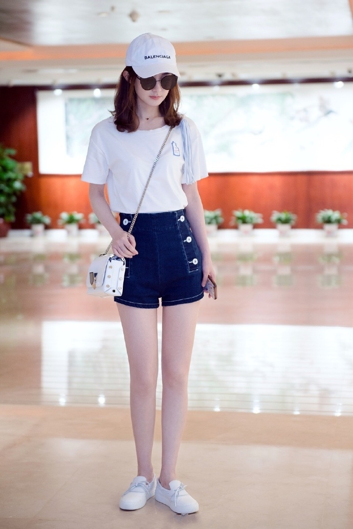 赵丽颖心真大,背带牛仔裤都能穿出短粗腿,网友:简直不能接受!