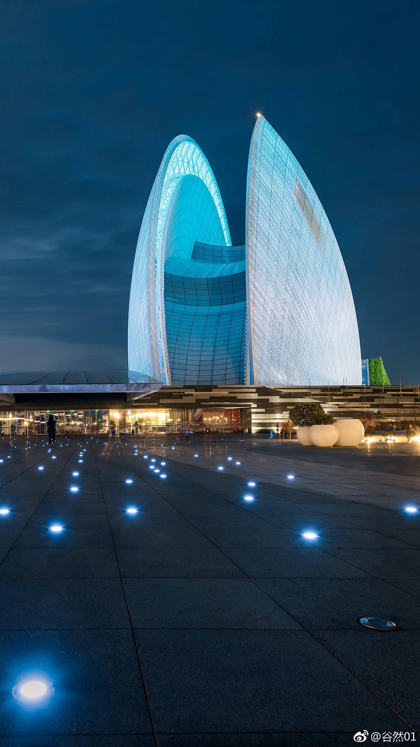 一大一小两组“贝壳”的形体，构成了悉尼歌剧院的整体完美形象。