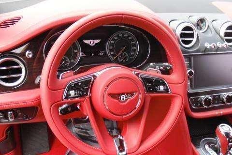 宾利的内饰我给60分, 劳斯莱斯给80分, 最后一款给200分不嫌多!