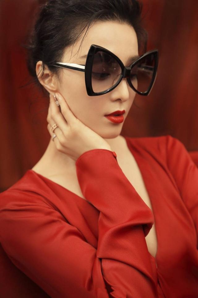 杨幂范冰冰关晓彤扎堆剪空气刘海,减龄发型为何有人惨变大妈?