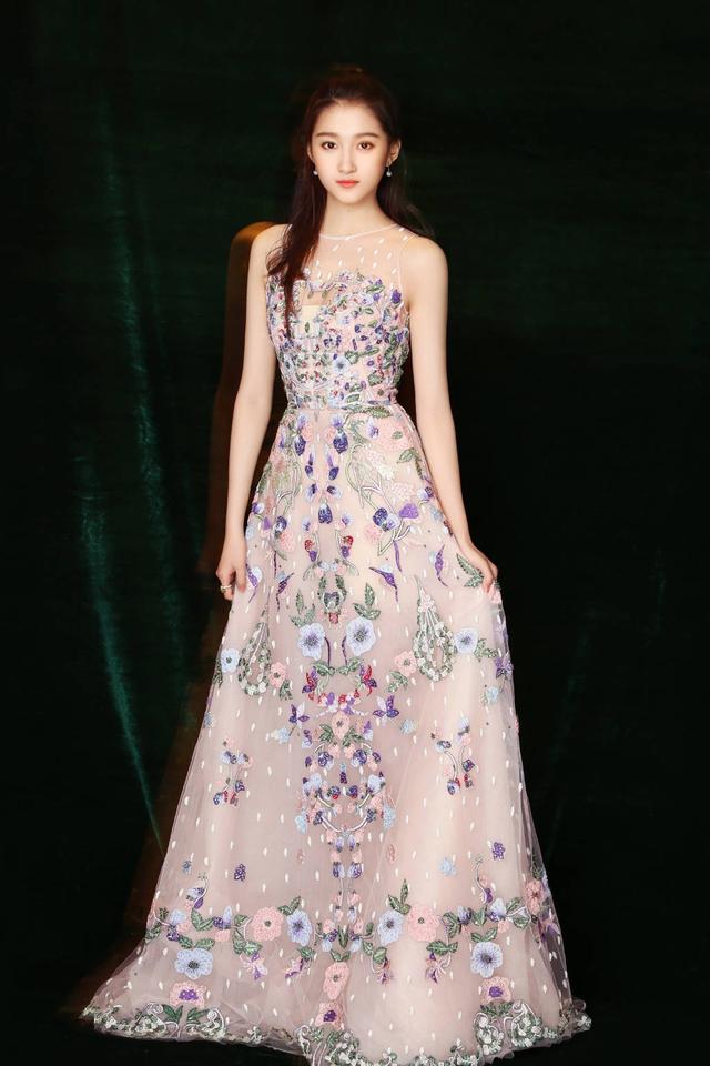 杨幂范冰冰关晓彤扎堆剪空气刘海,减龄发型为何有人惨变大妈?