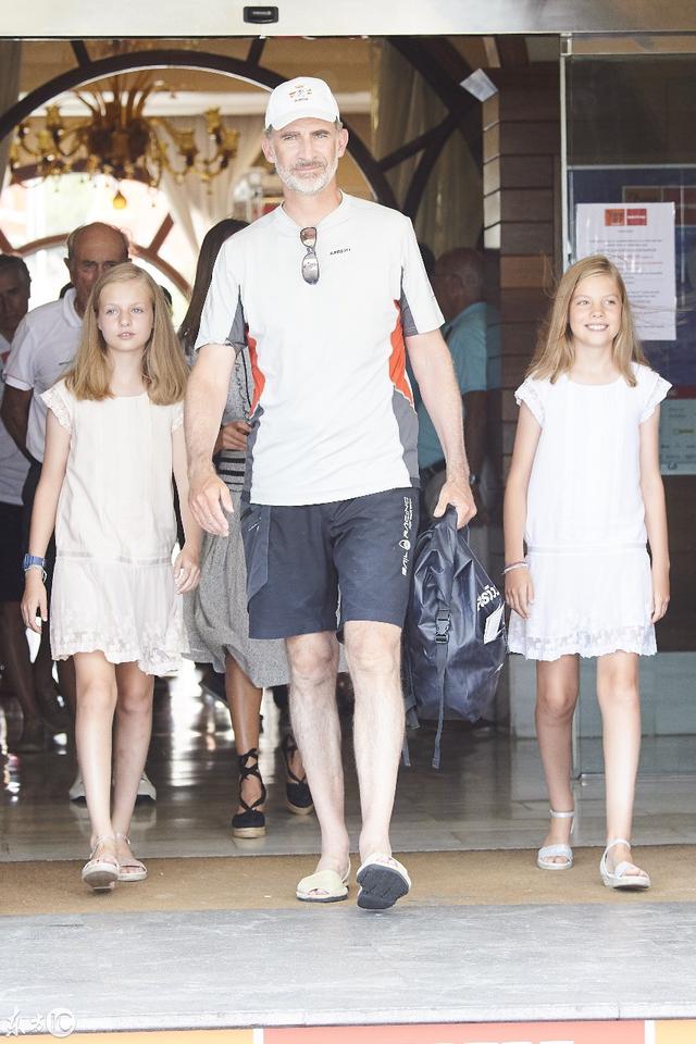 西班牙国王携手两位公主参观访问鹦鹉俱乐部,