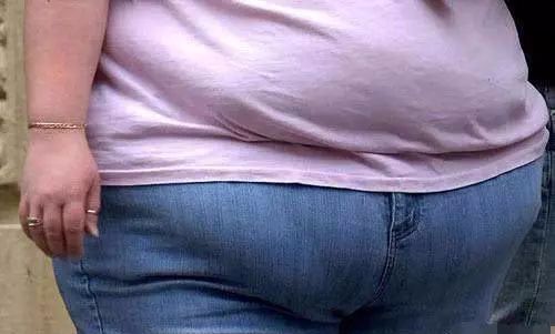 大腹便便像怀孕?洋葱泡醋喝起来,用几个瘦几个