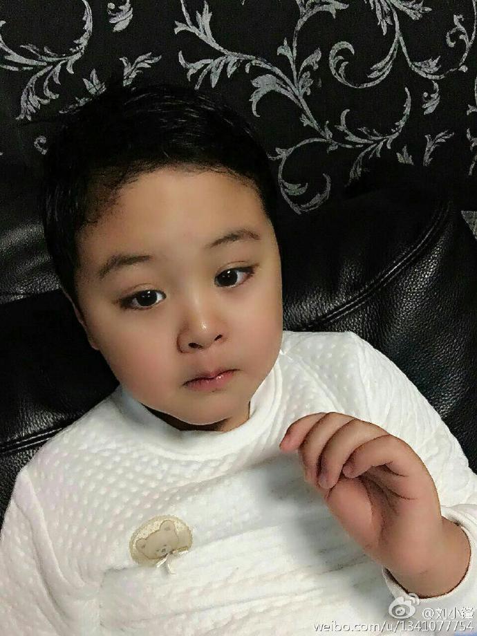 6岁儿子长得比他帅气，和小16岁老婆因戏生情，47岁成赢家了