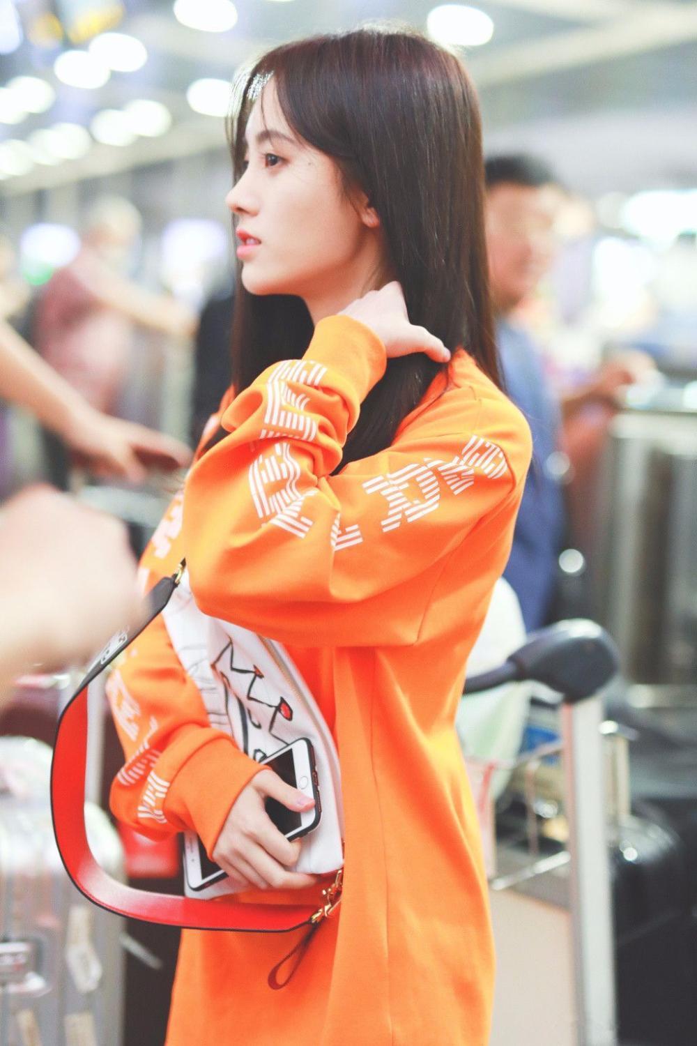 鞠婧祎穿橘色卫衣玩下衣失踪秀美腿 行走间长