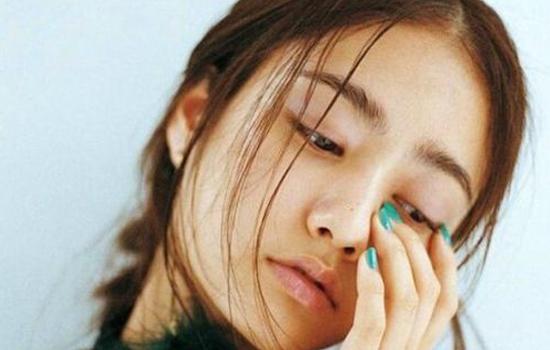 脸上4种,手上3种表现,是肝藏毒太深,需要立刻排毒