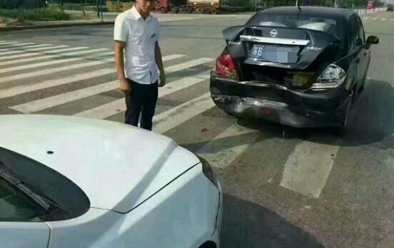 国产帝豪惹事追尾日产车, 两个车主下车一看无语了