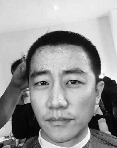 黄轩不止寸头还加了耳钉,痞帅痞帅的,真是个性